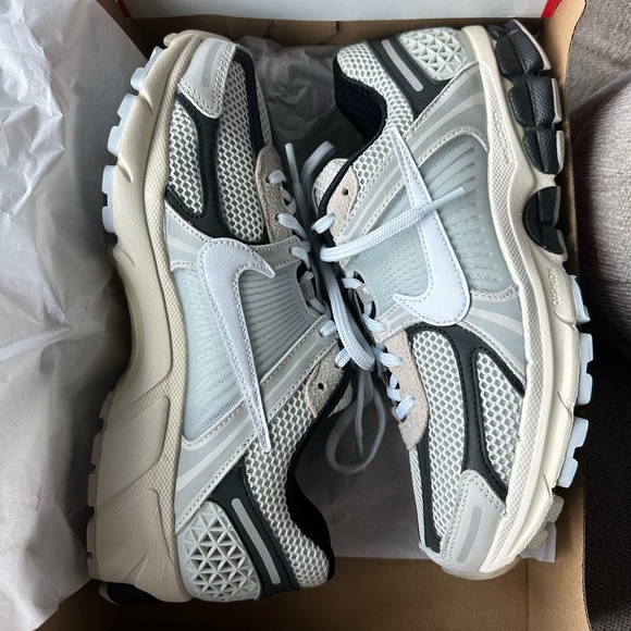 Nike Shoes - Nike Zoom Vomero 5 Premium